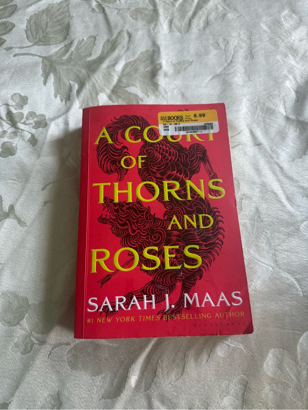 A Court of Thorns and Roses by Sarah J. Maas (Paperback, Book 1) ACOTAR